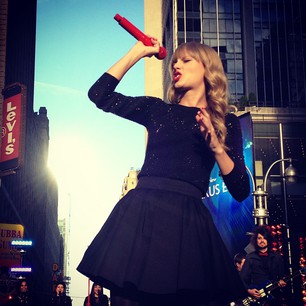 Taylor Swift performing live at 'Good Morning America'
